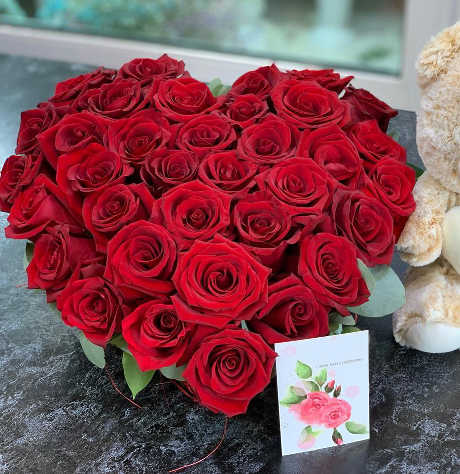 Цветочная композиция из Розы в виде сердца в Новорождественской