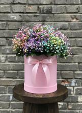 Цветочная композиция из Гипсофила и Розы в шляпной коробке в Новорождественской