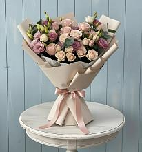 Букет цветов из:  Розы и Лизиантусы в Новорождественской