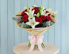Букет цветов из:  Лилии и Розы в Новорождественской