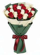 Букет Микс из красных и белых роз в Новорождественской
