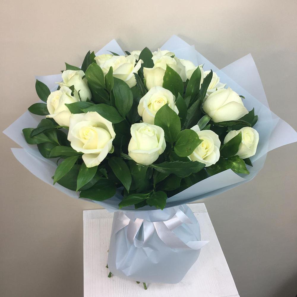Букет 15 Белых роз Проуд в Новорождественской