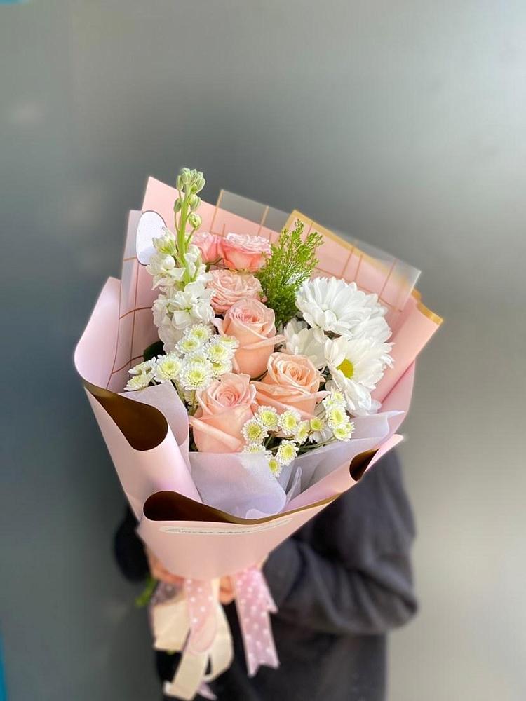 Букет цветов из: Хризантемы и Розы в Новорождественской