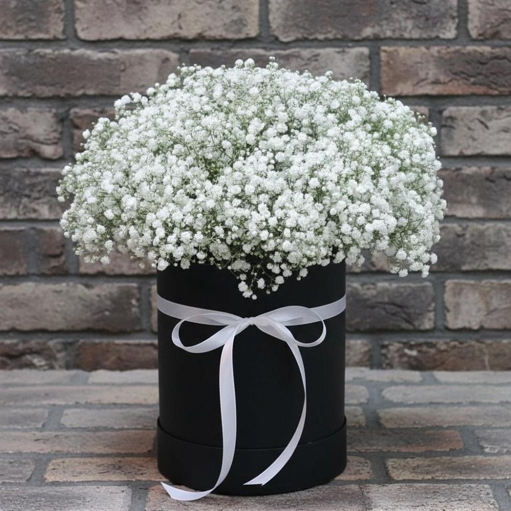 Цветочная композиция из Гипсофила в шляпной коробке в Новорождественской