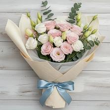 Букет цветов из:  Лизиантусы в Новорождественской