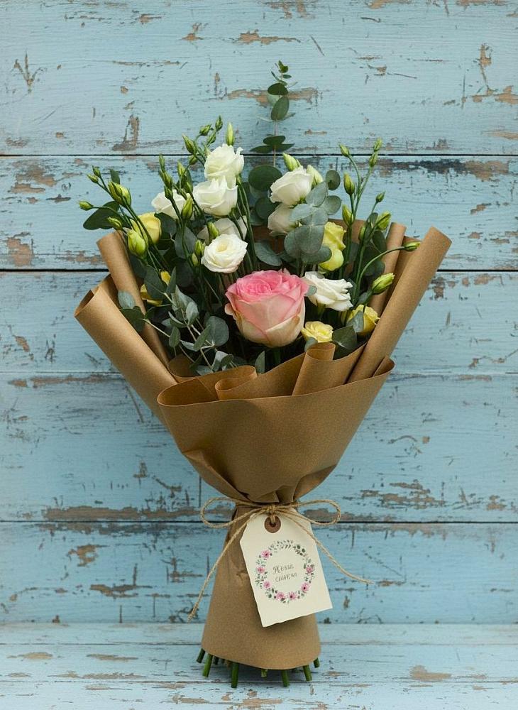 Букет цветов из: Розы и Лизиантусы в Новорождественской