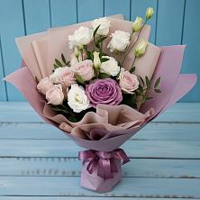 Букет цветов из:  Розы и Лизиантусы в Новорождественской