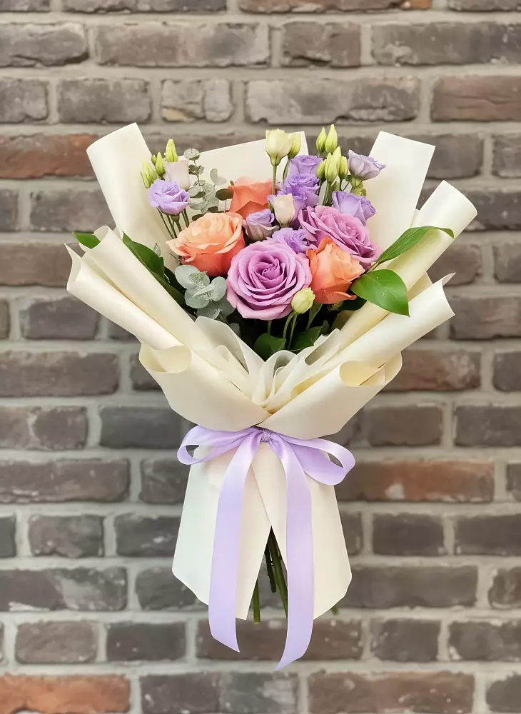 Букет цветов из: Лизиантусы и Розы в Новорождественской