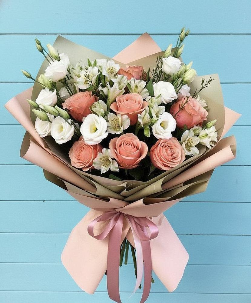 Букет цветов из: Розы, Альстромерии и Лизиантусы в Новорождественской