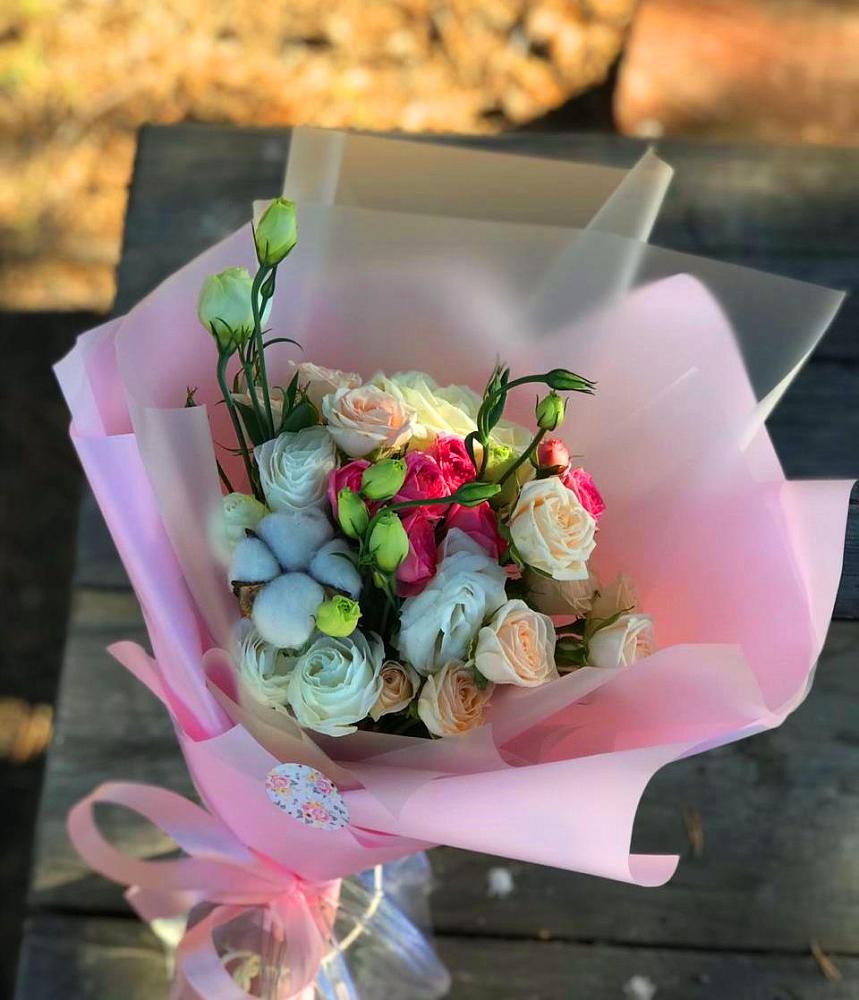 Букет цветов из: Розы и Лизиантусы в Новорождественской