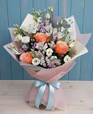 Букет цветов из:  Лизиантусы, Розы, Альстромерии и Гипсофила в Новорождественской