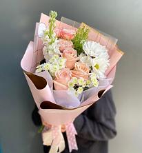 Букет цветов из:  Хризантемы и Розы в Новорождественской