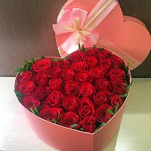 Цветочная композиция из Розы в коробке в виде сердца в Новорождественской