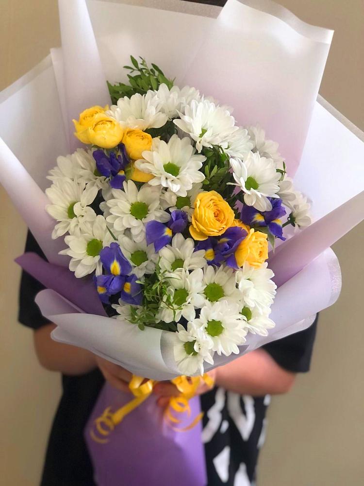 Букет цветов из: Ирисы, Хризантемы и Розы в Новорождественской