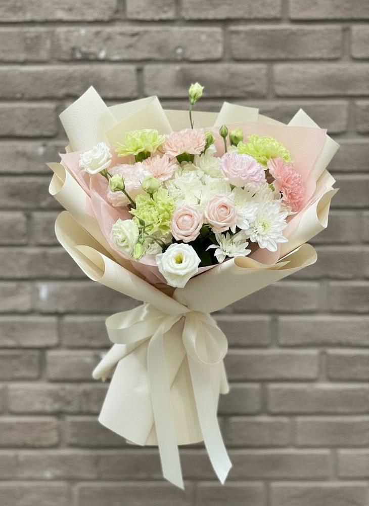 Букет цветов из: Гвоздики, Розы, Лизиантусы и Хризантемы в Новорождественской