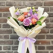 Букет цветов из:  Лизиантусы и Розы в Новорождественской