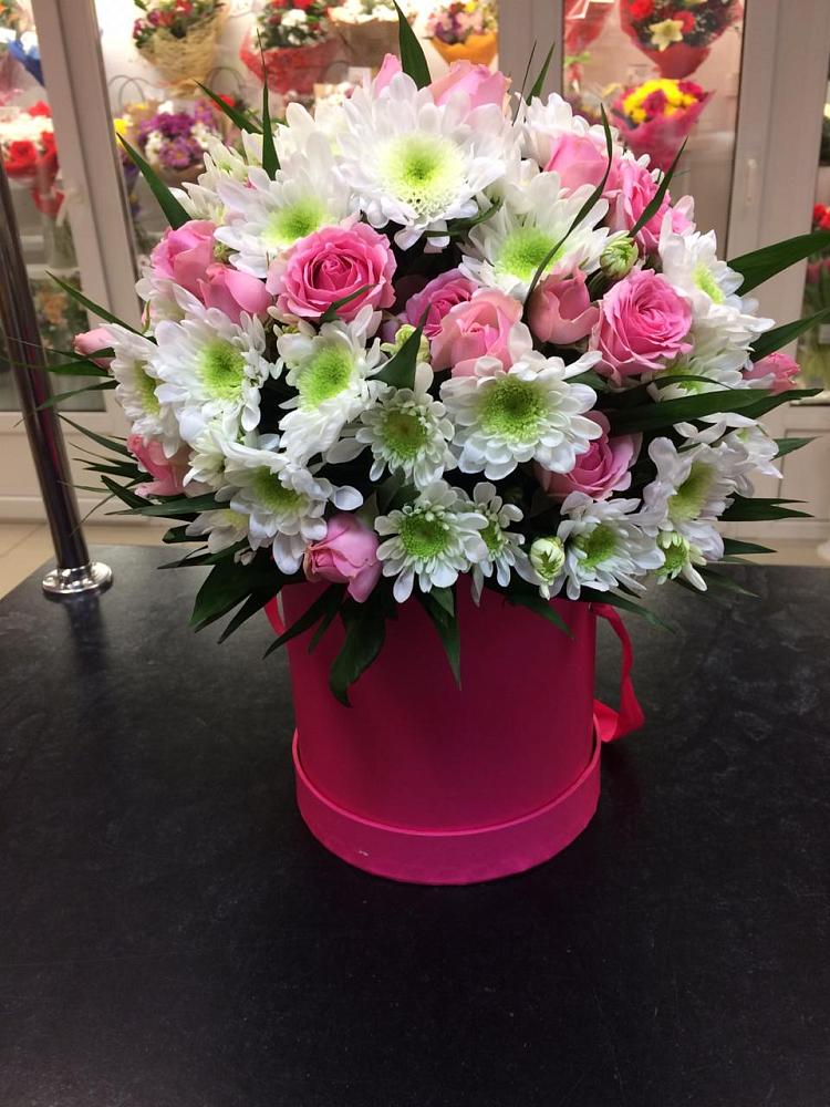 Цветочная композиция из Розы и Хризантемы в шляпной коробке в Новорождественской