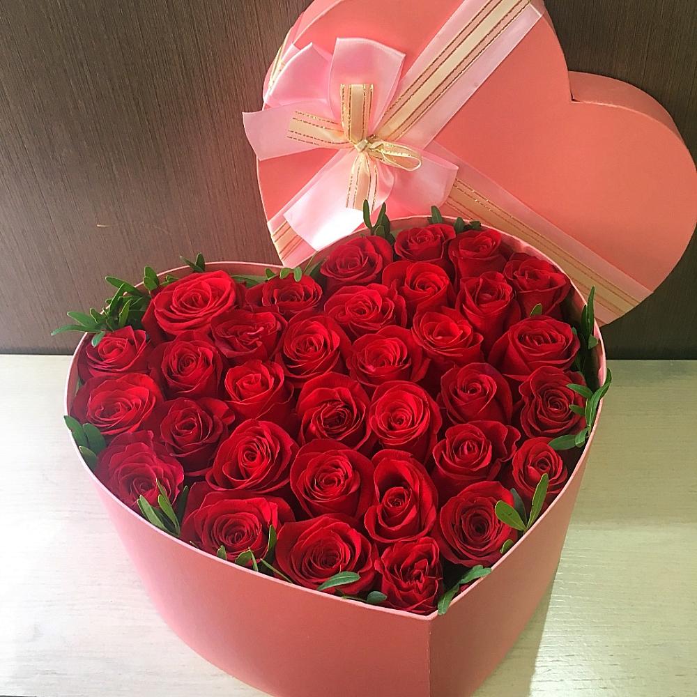 Цветочная композиция из Розы в коробке в виде сердца в Новорождественской