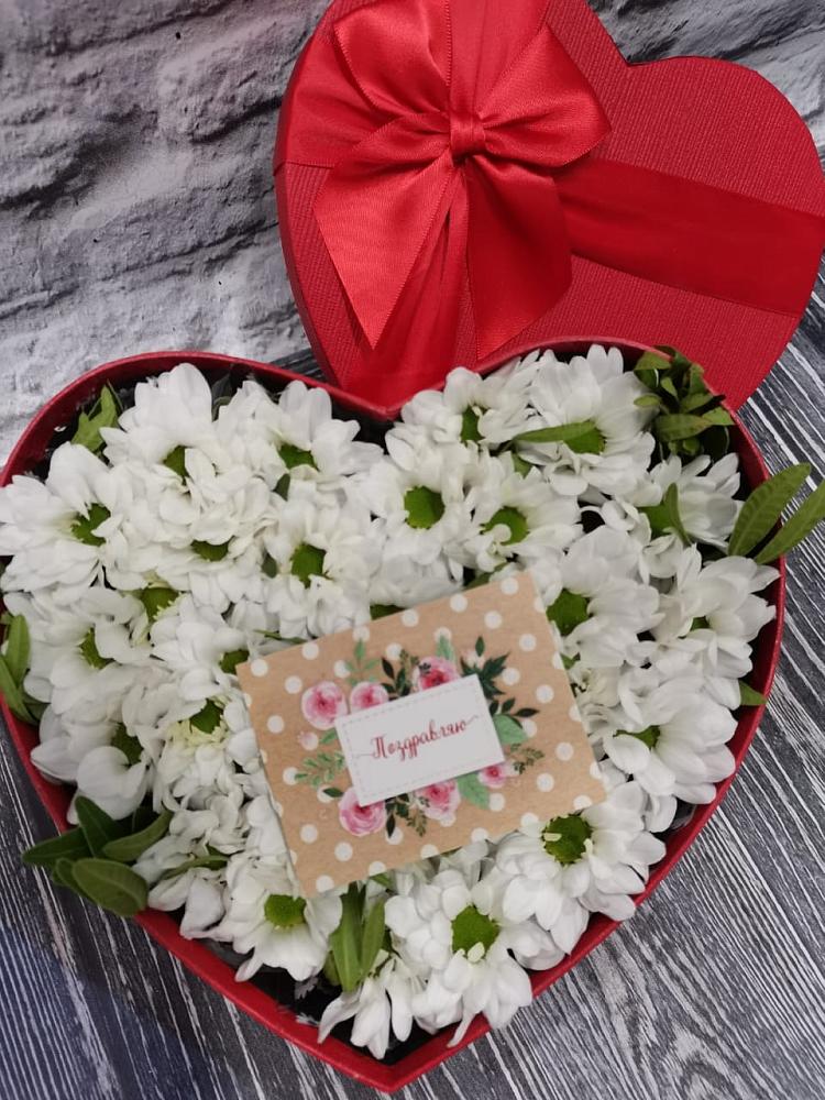 Цветочная композиция из Хризантемы в виде сердца в Новорождественской