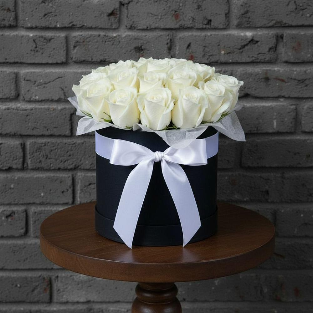 Цветочная композиция из Розы в шляпной коробке в Новорождественской