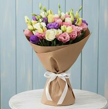 Букет цветов из:  Лизиантусы в Новорождественской