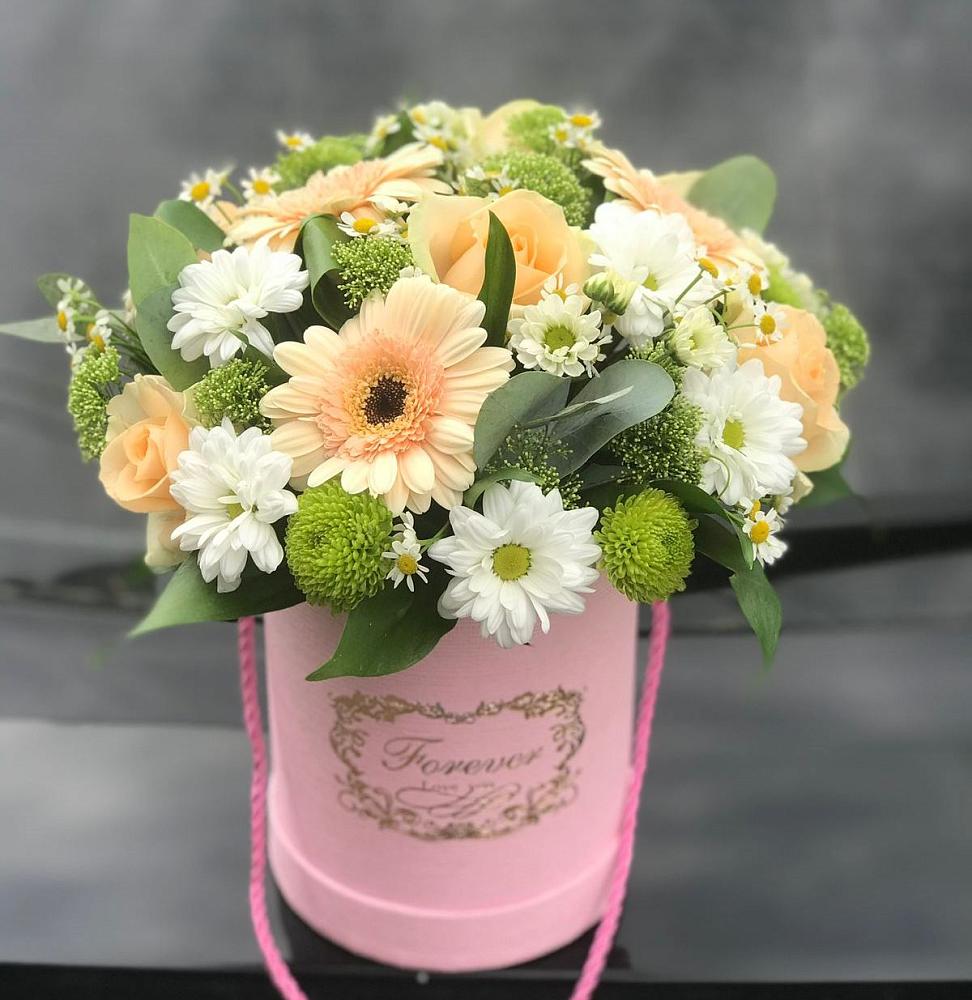 Цветочная композиция из Розы, Герберы и Хризантемы в шляпной коробке в Новорождественской