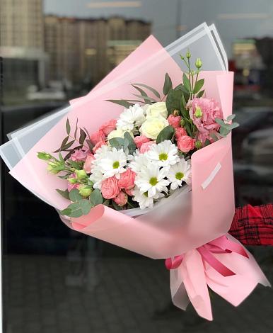 Букет цветов из: Розы, Лизиантусы и Хризантемы в Новорождественской