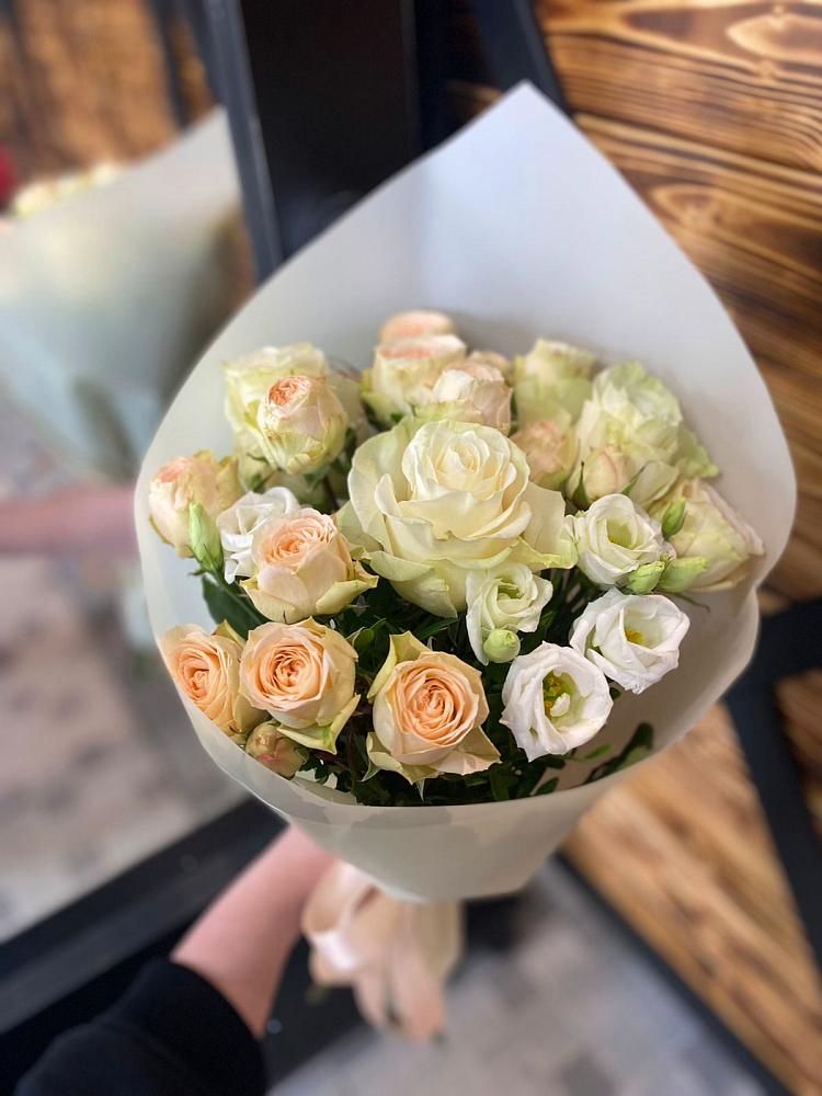 Букет цветов из: Розы и Лизиантусы в Новорождественской