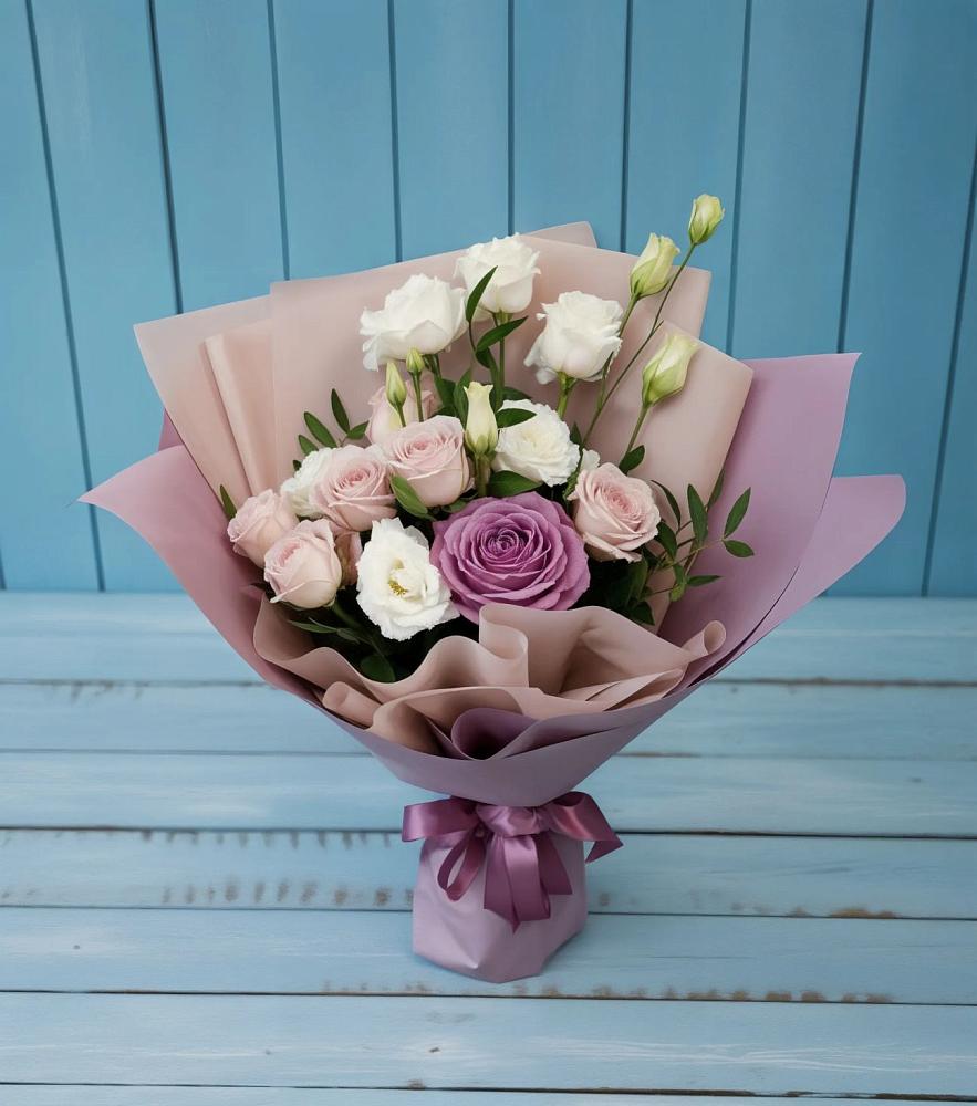 Букет цветов из: Розы и Лизиантусы в Новорождественской